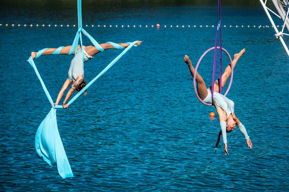 Ples na svili iznad vode - performans u pulskom Wake parku (Marijana BANKO/CROPIX)